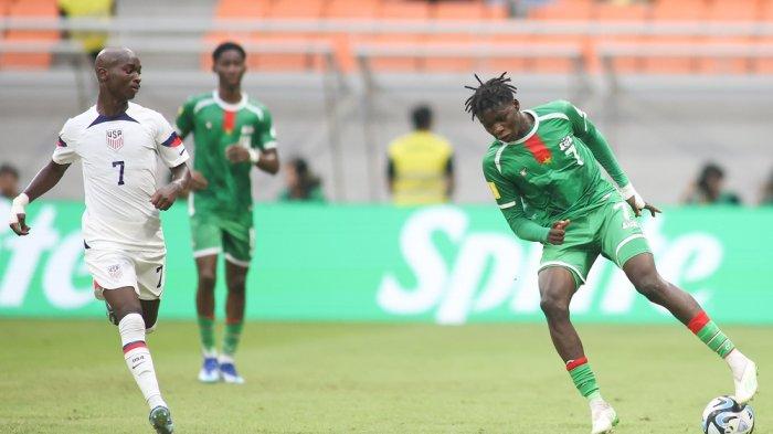 Winger Amerika Serikat U17 Nimfasha Berchimas melihat aksi pemain Burkina Faso Ousmane Camara mengontrol bola di Piala Dunia U-17 2023 yang berlangsung di Stadion Jakarta International Stadium (JIS), Rabu (15/11/2023).