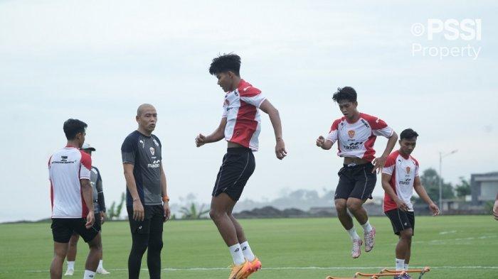 Asisten pelatih Timnas Indonesia, Nova Arianto memantau pemainnya berlatih.