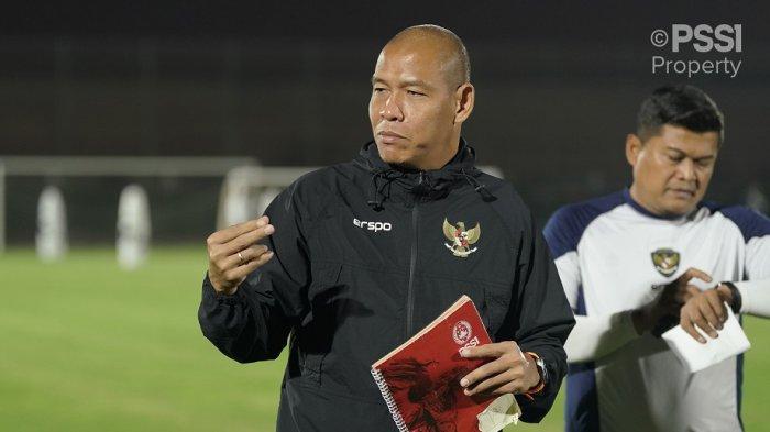 Pelatih Timnas Indonesia U-17, Nova Arianto memimpin pasukannya berlatih.