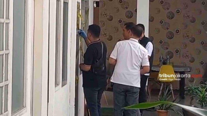 OLAH TKP DIPLOMAT - Polisi melalukan olah TKP lanjutan di indekos Arya Daru Pangayunan (39) yang berada di Jalan Gondangdia Kecil, Menteng, Jakarta Pusat, Rabu (9/7/2025).