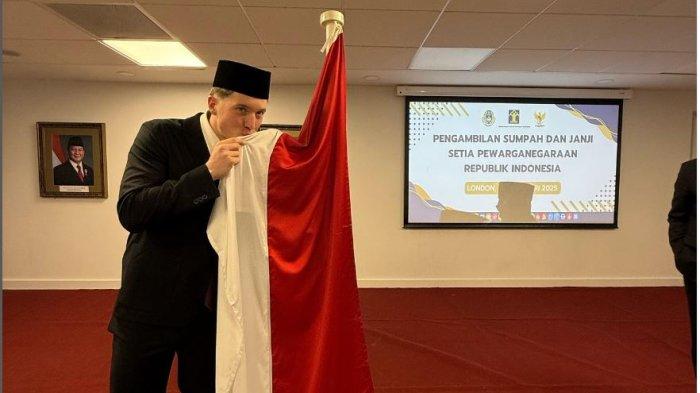 OLE RESMI WNI - Penyerang Ole Romeny resmi menjadi Warga Negara Indonesia (WNI) setelah pada hari Sabtu (8/2) di London, Inggris mengucap sumpah dan janji setia menjadi warga negara Indonesia.
