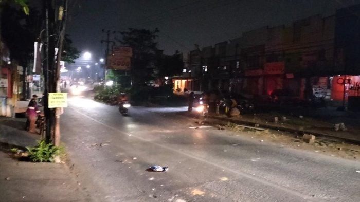 Tampak sisa batu dan jalan sepi usai bentrok ormas Gerakan Masyarakat Bawah Indonesia (GMBI) dan Pemuda Pancasila (PP) dipicu masalah penarikan kendaraan mobil oleh debt collector pihak leasing di Jalan Raya Setu Bantargebang, Kecamatan Mustikajaya, Kota Bekasi, Rabu (20/9/2023) malam.