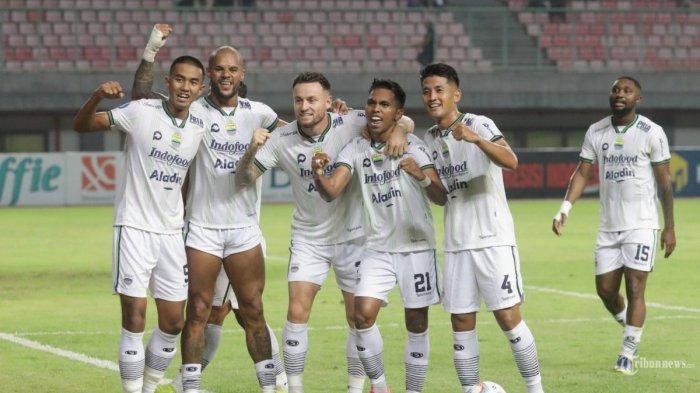 Pesepak bola Persib Bandung merayakan gol yang dicetak ke gawang Bhayangkara Presisi Indonesia FC pada lanjutan Liga 1 di Stadion Patriot Chandra Bhaga, Bekasi, Jawa Barat, Sabtu (23/9/2023). Pada babak pertama Persib Bandung menahan seri Bhayangkara Presisi Indonesia FC dengan skor 1-1.