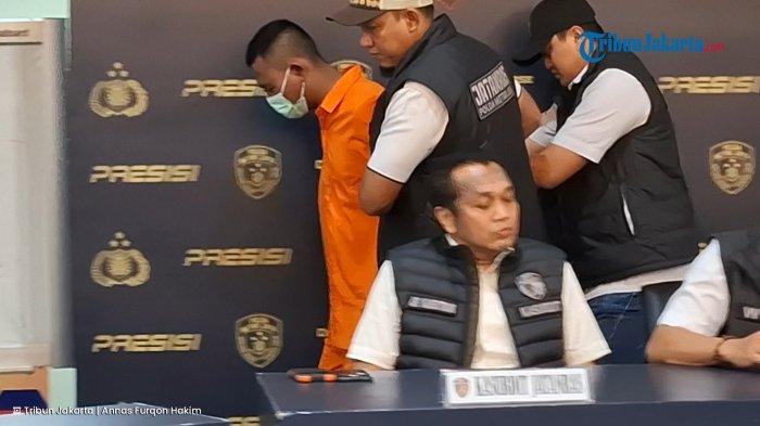 PEMBAKAR BOCAH DI KOSAMBI - Pria berinisial HB (38), tersangka kasus pembunuhan bocah berusia 4 tahun yang jasadnya ditemukan hangus terbakar di rumah kontrakan di Kosambi, Kabupaten Tangerang, saat dihadirkan dalam jumpa pers di Polda Metro Jaya, Jakarta Selatan, Rabu (30/4/2025). TribunJakarta.com/Annas Furqon Hakim