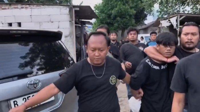 PEMBUNUH DITANGKAP - Subdit Jatanras Polda Metro Jaya menangkap pembunuh pria yang jasadnya terbungkus karung di dalam got di Jalan Daan Mogot, Kota Tangerang. Pelaku yang merupakan pria berinisial N alias R ditangkap di kawasan Panunggangan Utara, Pinang, Kota Tangerang, Rabu (23/4/2025).