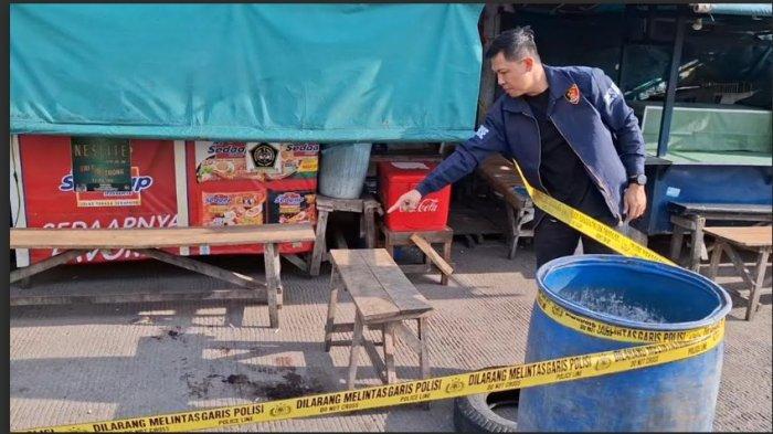PEMBUNUHAN DI PELELANGAN IKAN - Garis kepolisian terpasang di lokasi pembunuhan nelayan di pelelangan ikan Muara Angke, Penjaringan, Jakarta Utara, Jumat (13/6/2025). Seorang nelayan bernama Aripin (38) tewas dibunuh dengan luka tusuk di lehernya.
