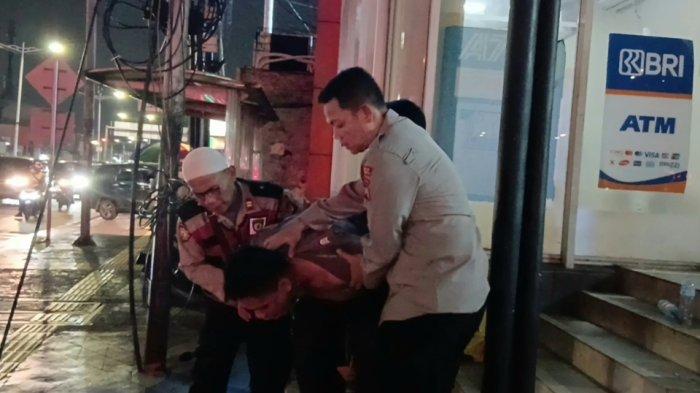 POLISI SESAK NAPAS - Kapolsek Jatinegara, Kompol Samsono saat menolong Brigadir Renaldo yang mengalami sesak napas saat melakukan upaya pemadaman, Jakarta Timur, Selasa (29/4/2025)