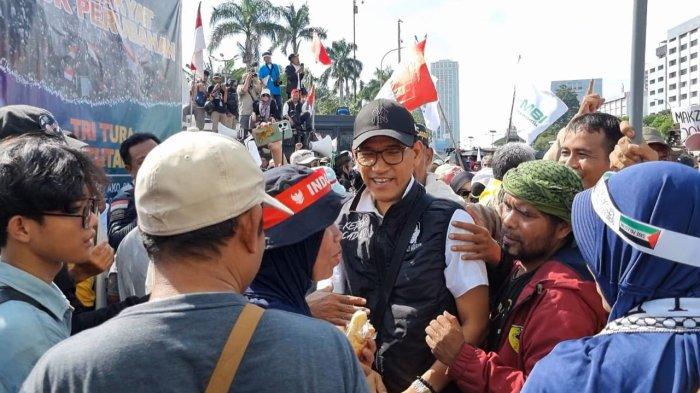 Pakar Hukum Tata Negara yang juga Jubir Timnas AMIN, Refly Harun saat ikut aksi tolak Pemilu curang di depan Gedung DPR RI, Jumat (1/3/2024).