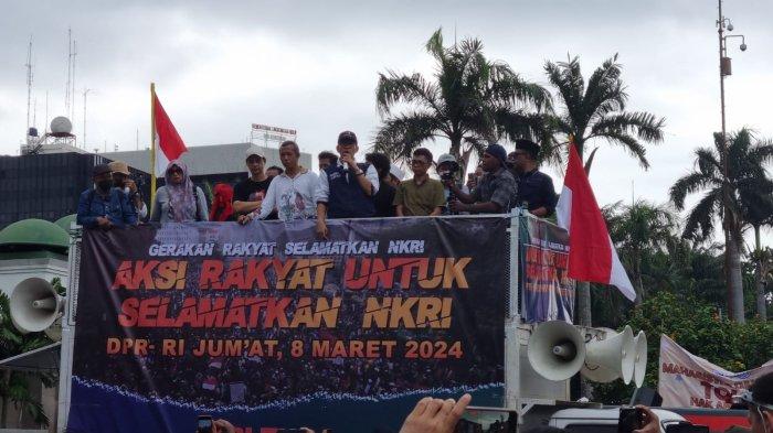 Pakar Hukum Tata Negara yang juga Juru Bicara Timnas AMIN, Refly Harun saat berorasi di depan massa aksi tolak Pemilu curang di depan DPR RI, Jumat (8/3/2024).