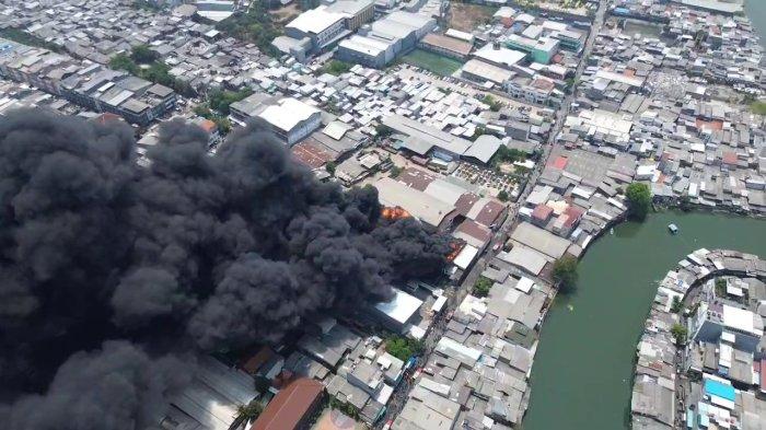 Pantauan udara kebakaran pabrik sandal di Jalan Kapuk Muara, RT 005 RW 004 Kapuk Muara, Penjaringan, Jakarta Utara, Jumat (15/9/2023).
