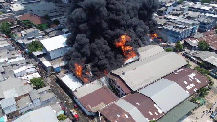 Pantauan udara kebakaran pabrik sandal di Jalan Kapuk Muara, RT 005 RW 004 Kapuk Muara, Penjaringan, Jakarta Utara, Jumat (15/9/2023).