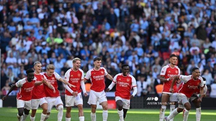 Para pemain Arsenal merayakan kemenangan adu penalti usai pertandingan sepak bola Community Shield FA Inggris antara Arsenal dan Manchester City di Stadion Wembley, London, 6 Agustus 2023.