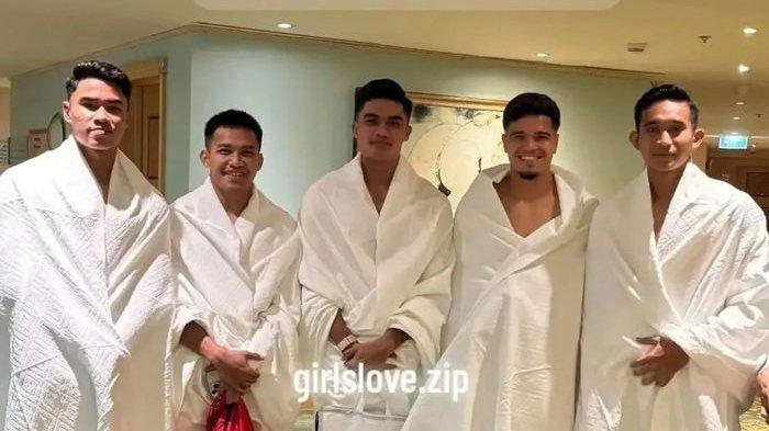 Para pemain timnas Indonesia terpantau melakukan ibadah umroh pada Senin (2/9/2024). dari Kiri ke Kanan: Muhammad Ferarri, Witan Sulaeman, Ramadhan Sananta, Ragnar Oratmangoen, Rizky Ridho.