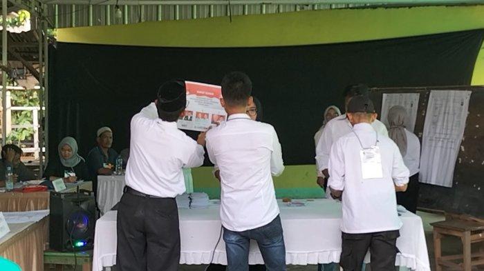 Proses penghitungan suara di TPS 48 dan 49 RT 04 RW 04 Kelurahan Mustikasari, Kota Bekasi lokasi pasien ODGJ Yayasan Jamrud Biru menggunakan hak suaranya.