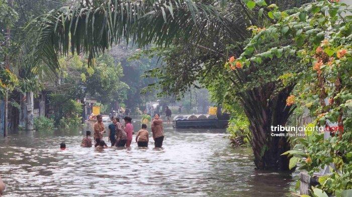 Patra kebanjiran. Banjir menggenangi wilayah Patra, Kebon Jeruk, Jakarta Barat akibat luapan Kali Sekretaris, Rabu (21/5/2025). (TRIBUNJAKARTA.COM/ELGA PUTRA).