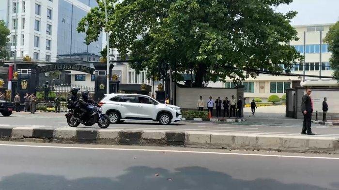 Mobil Toyota Innova Zenix berwarna putih yang ditumpangi Paus Fransiskus tiba di Kedubes Vatikan, Gambir, Jakarta Pusat, Selasa (3/9/2024).