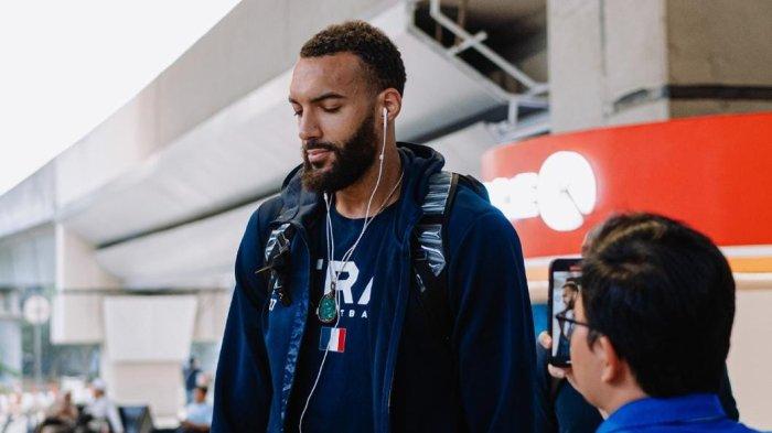 Pebasket asal Prancis, Rudy Gobert saat tiba di Indonesia untuk berlaga di FIBA World Cup 2023.