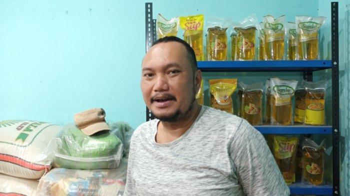 Pedagang beras di Pasar Ciracas, Jun (40) saat memberi keterangan terkait harga beras, Ciracas, Jakarta Timur, Selasa (24/10/2023).