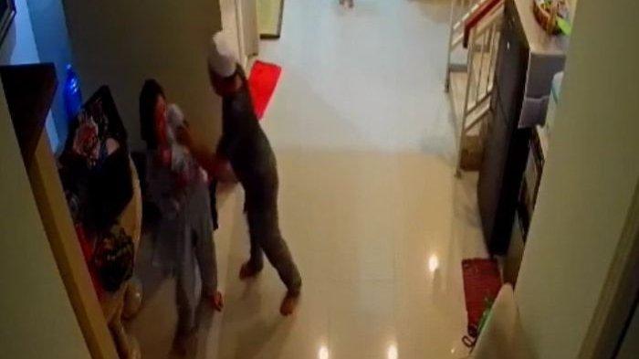 Pegawai BNN berinisial AF (42) ternyata tak cuma menganiaya istrinya YA (29) di depan ketiga anaknya di rumah mereka di Jatiasih, Kota Bekasi. Kepada awak media YA mengungkapkan dua kejahatan AF yang lain.