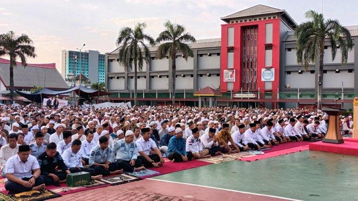 Pelaksanaan Salat Iduladha 1444 Hijriah di lapangan Lapas Narkotika Kelas IIA Jakarta, Jatinegara, Jakarta Timur, Kamis (29/6/2023).