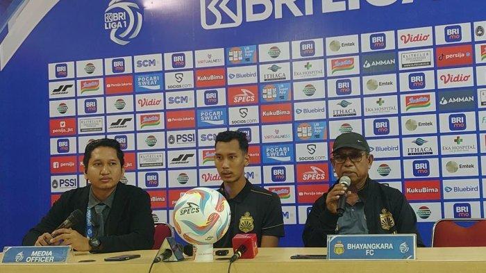 Pelatih Bhayangkara FC, Emral Abus (kanan) dalam sesi jumpa pers usai pertandingan kontra Persija Jakarta di Stadion Patriot Candrabhaga, Bekasi, Jawa Barat, Minggu (16/7/2023)