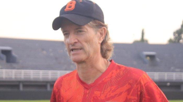 Pelatih Borneo FC, Pieter Huistra saat ditemui usai sesi latihan bersama di Stadion Segiri Samarinda.