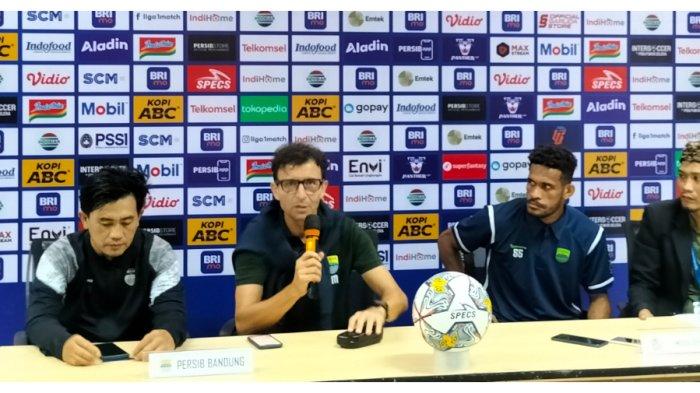 Pelatih Persib Bandung, Luis Milla dan pemain Ricky Kambuaya memberikan keterangan usai timnya dikalahkan PSM Makassar 1-2 di Stadion Pakansari, Bogor, Selasa (14/2/2023).