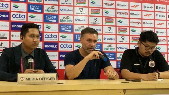 Pelatih Persija Jakarta, Thomas Doll (tengah) saat konferensi pers setelah pertandingan kontra Ratchaburi FC, di Stadion Patriot Candrabhaga, Bekasi, Jawa Barat, Minggu (25/6/2023).