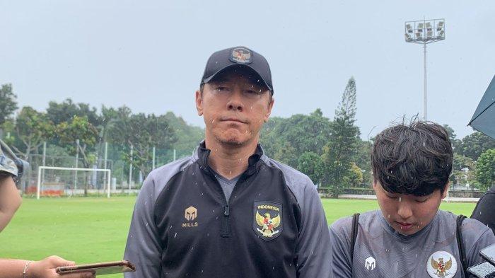 Pelatih Timnas Indonesia, Shin Tae-yong saat ditemui usai memimpin latihan Timnas Indonesia U-20, di Lapangan A, Senayan, Jakarta, Rabu (15/2/2023).