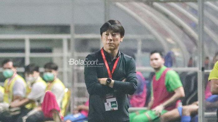 Pelatih Timnas Indonesia, Shin Tae-yong, tampak sedang memantau para pemainnya yang bertanding melawan Curacao di Stadion Pakansari, Bogor, Jawa Barat, 27 September 2022. Terkini, Shin Tae-yong tidak mau menganggap remeh jelang Timnas Indonesia Vs Brunei Darussalam dalam penyisihan Grup A Piala AFF 2022, di KLFA, Kuala Lumpur, Malaysia, Senin (26/12/2022).