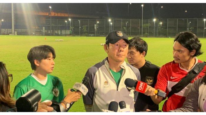 Pelatih Timnas Indonesia U-20, Shin Tae-yong saat ditemui sebelum memimpin latihan Timnas Indonesia di Lapangan luar Jakarta International Stadium (JIS), Jakarta, Senin (27/3/2023).
