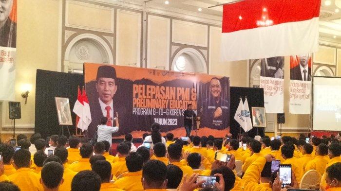 Pelatih Timnas Indonesia U-22 Indra Sjafri saat menghadiri acara pelepasan ratusan orang pekerja migran Indonesia untuk bekerja ke Korea Selatan, di Hotel Peninsula, Jakarta Barat, Senin (22/5/2023)