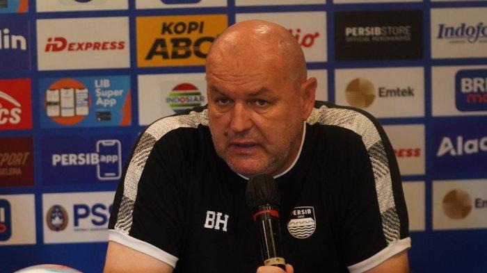 Pelatih Bojan Hodak memberikan keterangan pers