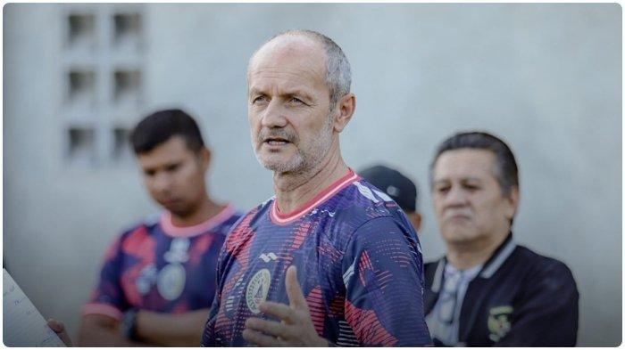 Pelatih baru PSS Sleman berpasport Serbia, Risto Vidakovic memimpin jalannya latihan saat jeda internasional Liga 1 2023/2024 di Lapangan Pakembinangun (16/11/2023).