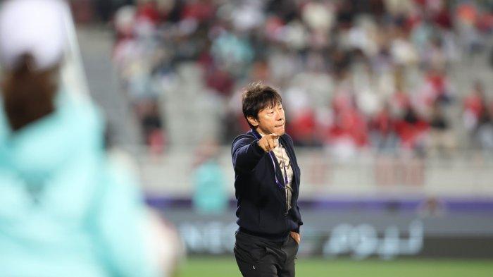 Pelatih Timnas Indonesia Shin Tae-yong memantau pemainnya lawan Voetnam. Timnas Indonesia berhasil meraih kemenangan 1-0 kontra Vietnam pada laga kedua fase Grup D Piala Asia 2023, Jumat (19/1/2023) malam WIB.