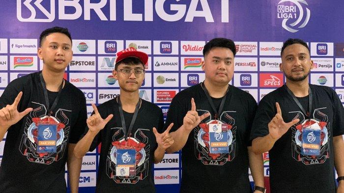 (Kir-Ka) Nizar Lugatio Pratama (Microboy), Made Bagus (Luxxy), Steven Valerian (Sinyo) dalam Konferensi pers peluncuruan Persija Esports x Evos di Stadion Patriot Candrabhaga, Bekasi, Jawa Barat, Rabu, (25/1/2023).