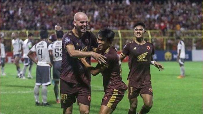Kapten PSM Makassar, Wiljan Pluim selebrasi setelah mencetak gol ke gawang Persib Bandung dalam lanjutan Liga 1 2022 pekan ketujuh di Stadion BJ. Habibie, Parepare, Senin (29/8/2022).