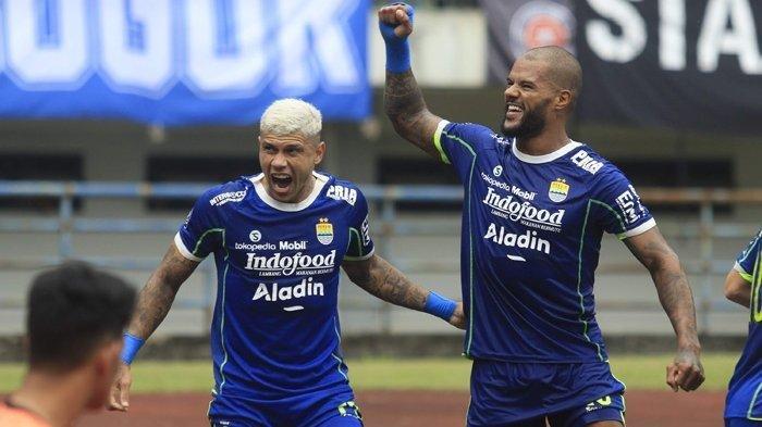 Pemain Persib Bandung David da Silva (kanan).