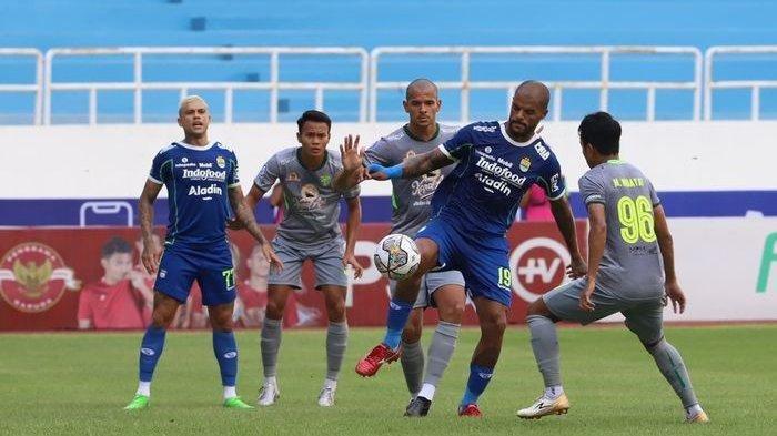 Pemain Persib Bandung, David da Silva, menguasai bola saat dikepung pemain Persebaya Surabaya pada pertandingan Liga 1 di Stadion Jatidiri, Semarang, Jawa Tengah, Sabtu (10/12/2022).