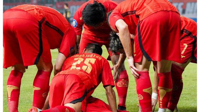 Pemain Persija Jakarta saat melawan Bhayangkara FC di Stadion Patriot, Minggu (16/7/2023).