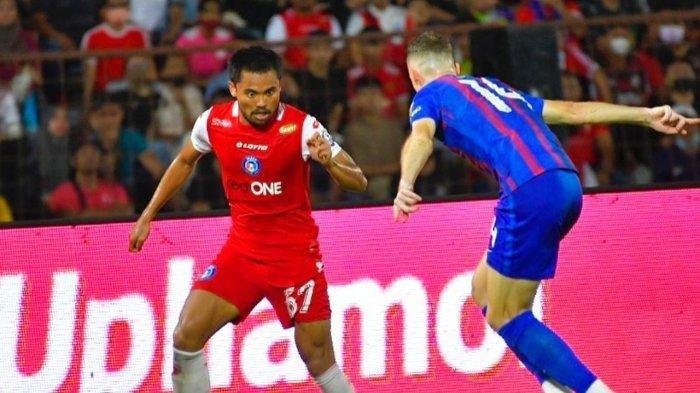 Pemain Sabah FC, Saddil Ramdani berduel dengan pemain Johor Darul Takzim (JDT) di Liga Malaysia