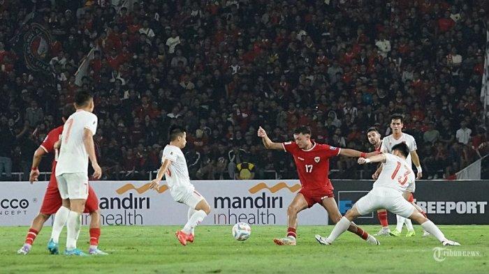 Pemain Timnas Indonesia Ivar Jenner mencoba melewati pemain Vietnam pada babak kualifikasi piala dunia 2026 di Stadion Utama Gelora Bung Karno, Jakarta Selatan, Kamis (21/3/2024). Hingga wasit meniup pluit panjang Indonesia unggul 1-0 dari Vietnam atas gol dari Egy Maulana Vikri.