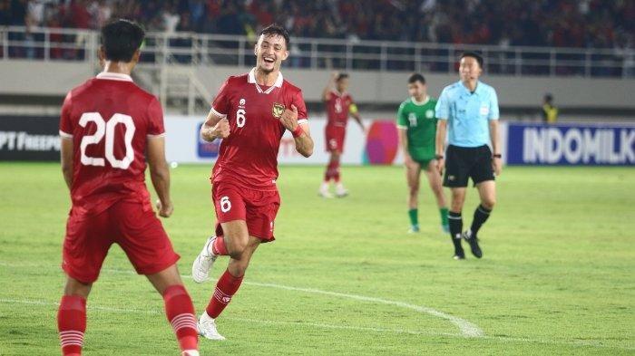 Pemain Timnas Indonesia U-23 Ivar Jenner merayakan golnya ke gawang Turkmenistan dalam laga kualifikasi Piala Asia U-23 2024 Qatar di Stadion Manahan Solo, Selasa (12/9/2023) malam.