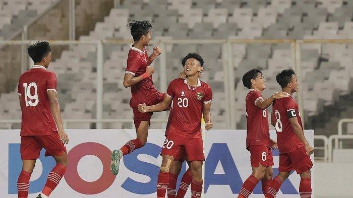 Pemain Timnas U20 Indonesia sedang melakukan gol saat pertandingan uji coba melawan Fiji U20 di Stadion Utama Gelora Bung Karno (SUGBK), Jumat (17/2/2023) malam WIB.