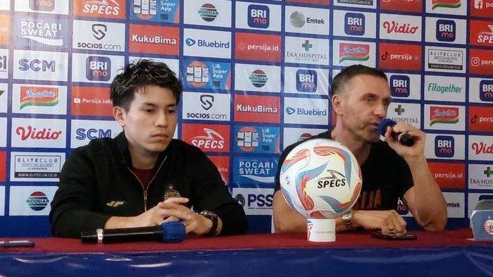 Pemain asing Persija, Ryo Matsumura dan pelatih Thomas Doll dalam jumpa pers menjelang pertandingan melawan PSM Makassar di Hotel Belleza Suites, Jakarta, Minggu (2/7/2023).