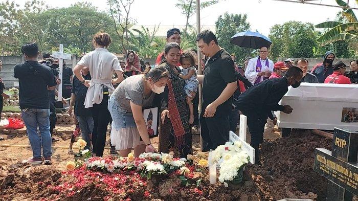 Pemakaman Alvaro, pasien mati batang otak diduga malpraktik usai operasi amandel di RS Kartika Husada Jatiasih, jenazah dimakamkan di TPU Pedurenan Bekasi, Rabu (4/10/2023).