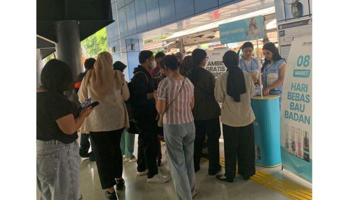 Pembagian produk Deorex di Stasiun Juanda