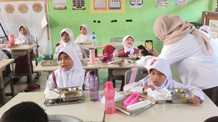 Pemberian makan bergizi gratis di SDN Susukan 08 Pagi dan SMPN 174 Jakarta, Susukan, Ciracas, Jakarta Timur, Senin (6/1/2025).