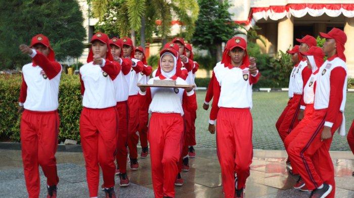 Pemerintah Kota Jakarta Utara mengintensifkan latihan pengibaran bendera Merah Putih menyambut HUT ke-77 Kemerdekaan RI, 17 Agustus ini.