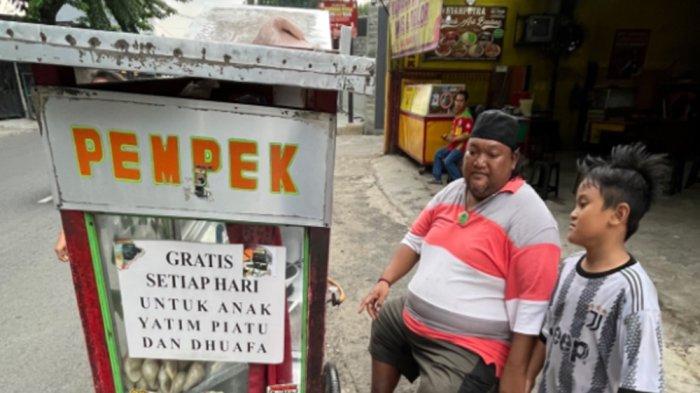 Seorang bapak penjual pempek bernama Jabo di Keboyoran Lama, Jakarta Selatan setiap hari gratiskan dagangan khusus untuk anak yatim piatu dan dhuafa. Pempek yang dijual Pak Jabo harganya Rp 2 ribuan, biasa mangkal di pinggir jalan dengan gerobak seadanya.
